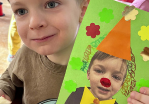 Chłopiec i jego praca z klaunem.