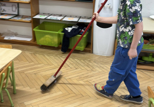 Chłopiec wykonuje swój dyżur.