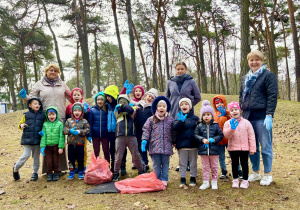 Zdjęcie grupowe na górce podczas sprzątania parku.