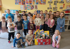 Zdjęcie grupowe z karmą dla kotów zebrana dla Fundacji Kocia Mama.