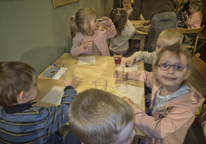 Wizyta dzieci w Baśniowej Kawiarence.