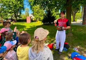 Nauka baseballa podczas dnia Sportu.
