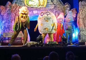 Dzieci oglądają spektakl teatralny pt. Park czarów.