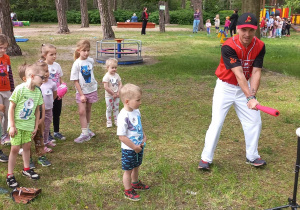 Chłopiec uczy się gry w baseball.