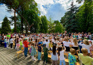 Zdjęcie grupowe na pikniku.