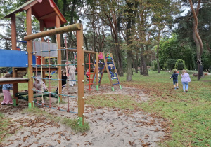 Dzieci bawią się na placu zabaw.