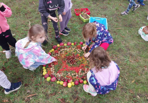 Dzieci układają jesienne mandale.