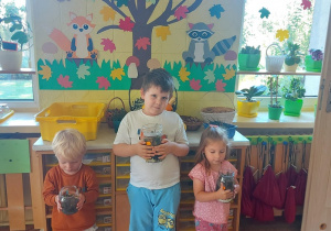 Dzieci z wykonanymi pracami: las w słoiku.