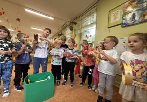 Dzieci grają na instrumentach muzycznych.