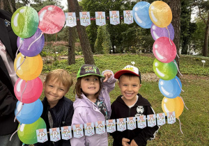 Dzieci pozują w fotobudce na dniu przedszkolaka.