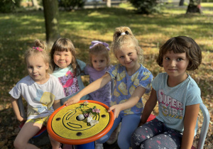 Dzieci kręcą się na karuzeli