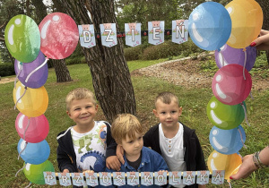 Chłopcy pozują do zdjęcia na dniu przedszkolaka.