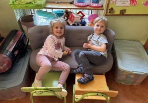 Dziewczynka i chłopiec odpoczywają w kąciku.