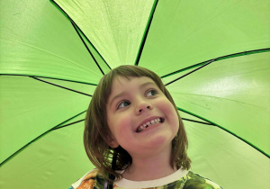 Dziewczynka pozuje z parasolką.