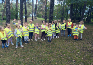 Dzieci spacerują po okolicy wokół przedszkola.