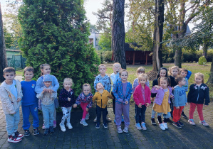 Zdjęcie grupowe podczas świętowania Dnia Przedszkolaka.