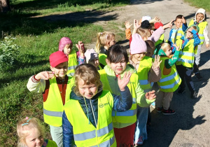 Przedszkolaki poznają uroki okolicy podczas jesiennego spaceru.