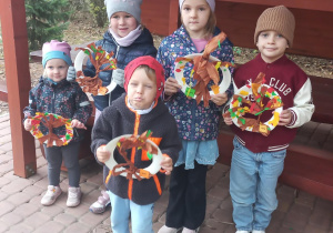 Dzieci tworzyły na warsztatach integracyjnych razem z rodzicami- Jesienne drzewa.