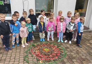 Dzieci ułożyły kolorowe mandale z darów jesieni podczas Dnia Przedszkolaka.