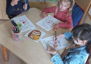 Dziewczynki pracują w kartach pracy