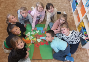 Dzieci stworzyły plakat - Serduszko szacunku - podczas Tygodnia Budowania Relacji.